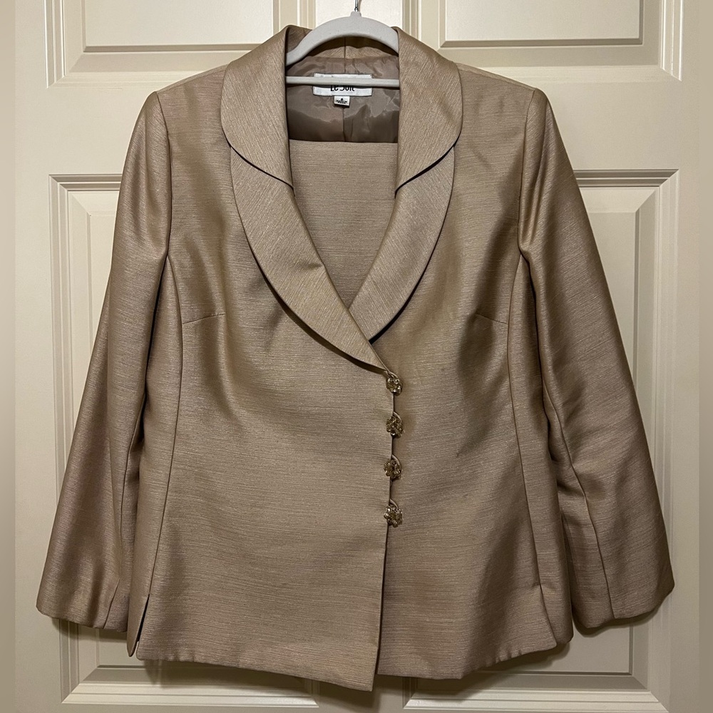 Le Suit Gold Skirt Suit w/ Flower Buttons *TAILORED—SEE DESCRIPTION 4 DETAILS*